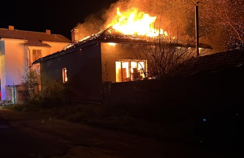 Пожар изпепели къща в Казанлъшко