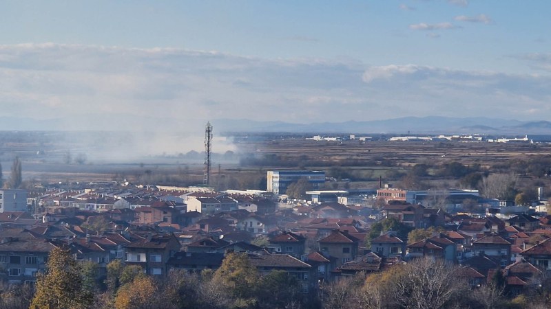 Запали се стърнище на един от изходите на Пловдив, размириса цял квартал