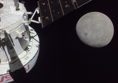 Космическият кораб Орион навлезе в орбита около Луната Това стана