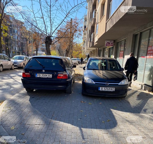 Коли спират масово на тротоари в Кючука, затапиха движението на пешеходците