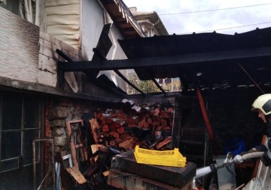 Пожар избухна в сопотското село Анево Причината най вероятно е изхвърлен отпадък