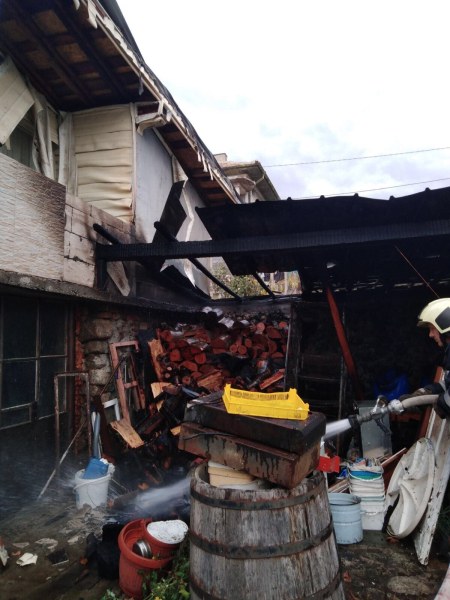 Пожар избухна в къща в сопотско село