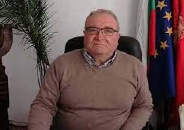 Дългогодишният директор на СУ Христо Смирненски в Черноочене и председател