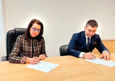 Съдиите Таня Георгиева и Николай Стоянов  днес подписаха акт за