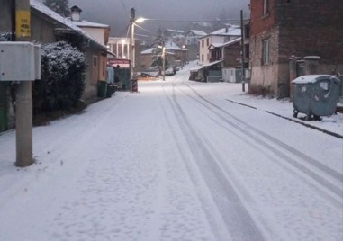 Продължава да вали слаб сняг във високопланинските села на община