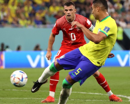 Късен гол на Каземиро донесе класирането на Бразилия за осминафиналите