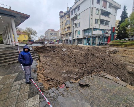 Строителите на  „Даме Груев” разрушиха част от стълбите на кино 