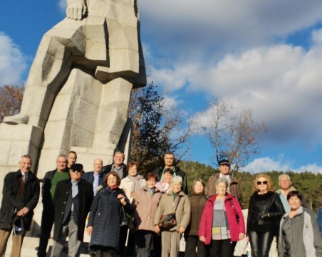 Парашутисти и производители на парашути поднесоха цветя на паметника на Ботев в Калофер