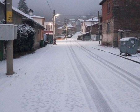 Сняг покри Лилково и Бойково! Пътищата са опесъчени