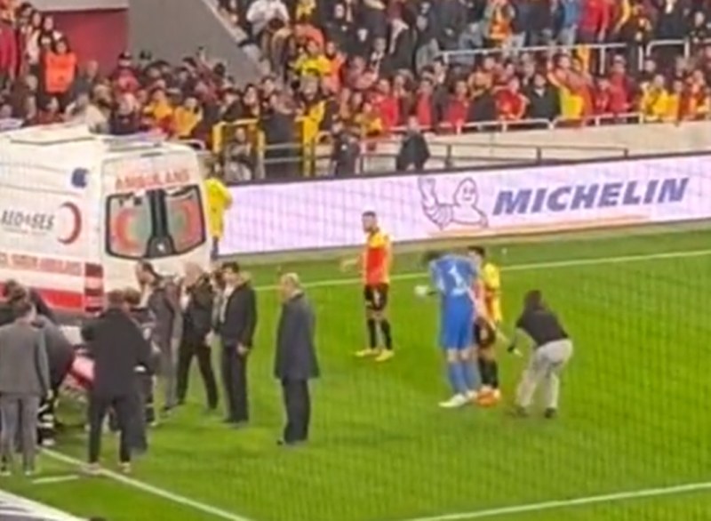 Фенове пострадаха при безредици на турски мач, удариха вратар с ъгловото флагче