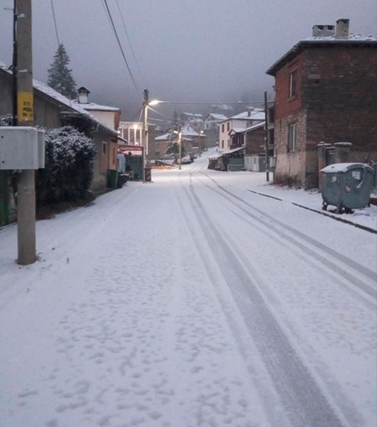 Сняг покри Лилково и Бойково! Пътищата са опесъчени