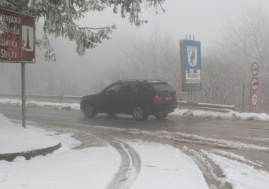 Ограничена видимост и снеговалеж през проходите Шипка и Република Има