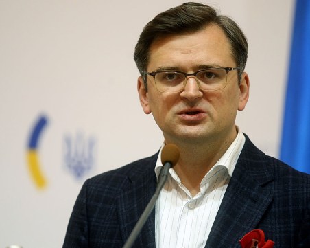 Кулеба с призив към НАТО за производство на повече оръжия