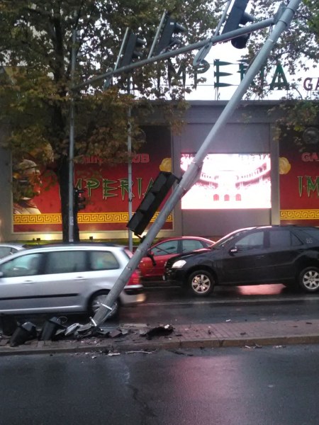 След катастрофата снощи: Спешно затварят част от бул. „Христо Ботев