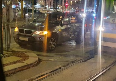 Джип марка БМВ се блъсна в трамвай на кръстовището между