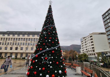 Коледната украса на центъра в Асеновград вече е монтирана Тази