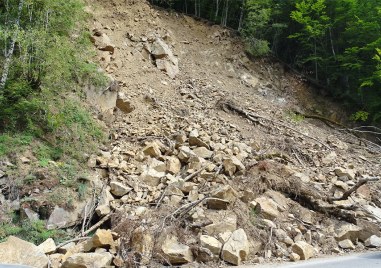 Село Сушица край Симитли е откъснато след като заради свлачище