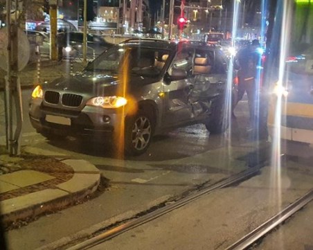 Катастрофа между джип и трамвай в София