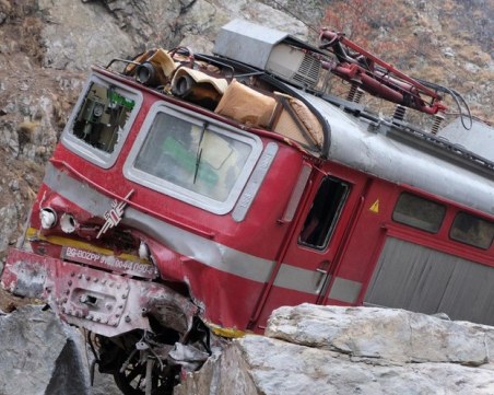 Пътнически влак се удари в паднала на релсите скала в Пловдивско