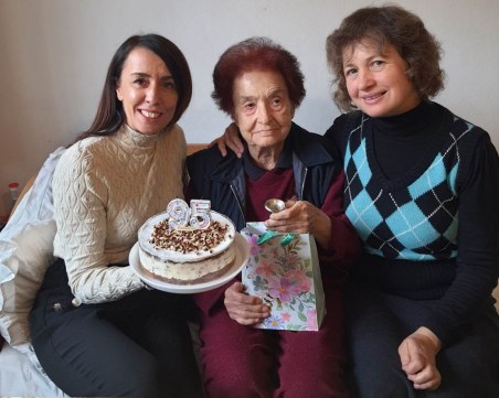 Социални работници изненадаха пловдивчанка за 95-годишнината ѝ