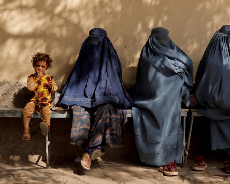 Забраниха на жените в Кабул да посещават и парковете