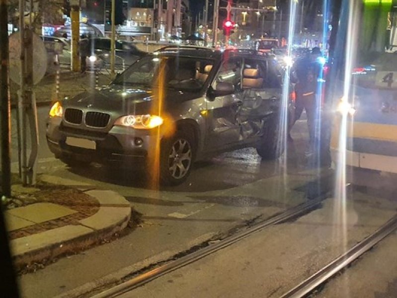 Катастрофа между джип и трамвай в София
