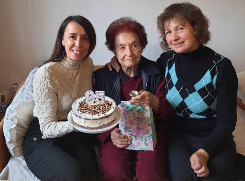 Социални работници изненадаха пловдивчанка за 95-годишнината ѝ
