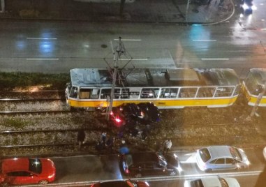 Катастрофа между трамвай и кола е станала в четвъртък вечерта
