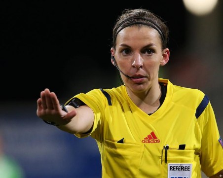 Истрическо! Жена ще води днес мач от Световното