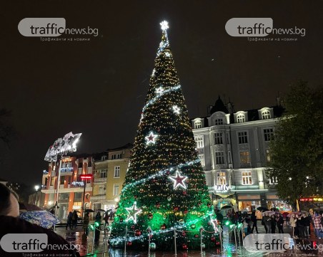 Коледен дух завладя Пловдив!  Пред очите на десетки грейна 13-метровата елха
