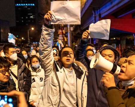 Под натиска на протестиращите: Китайските власти разхлабват мерките