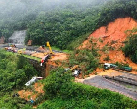Свлачище срути магистрала в Бразилия, има загинали