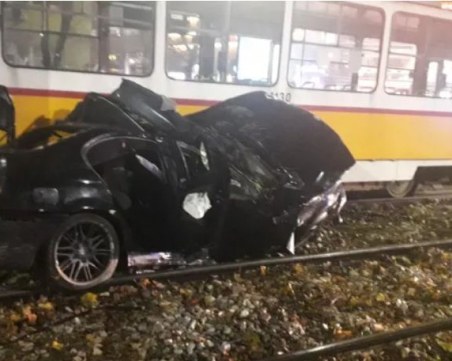 Тежка катастрофа между автомобил и трамвай в София, колата е смазана