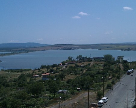 Специална техника се включва в издирването на рибарите в Мандренското езеро