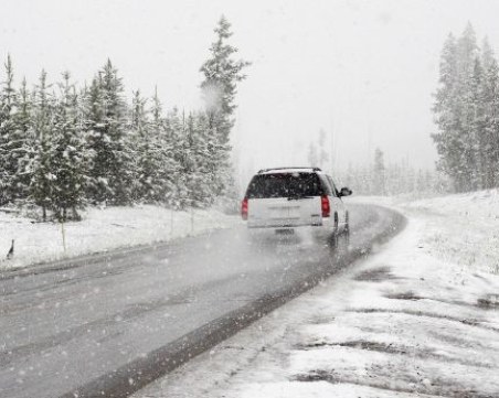 Заради снеговалеж: Въвеждат ограничения на движението за прохода Рожен