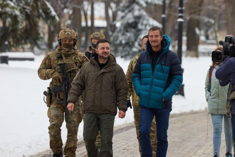 Беър Грилс в Украйна - шегуват се, че ще се учи от местните как се оцелява