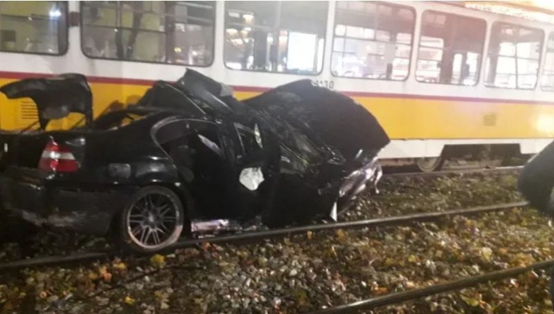 Тежка катастрофа между автомобил и трамвай в София, колата е смазана
