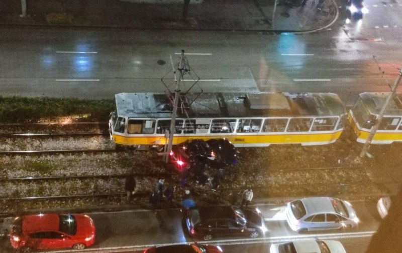 Катастрофа между трамвай и кола е станала в четвъртък вечерта