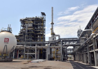 Италианското правителство постави вчера рафинерията на руския петролен гигант Лукойл в