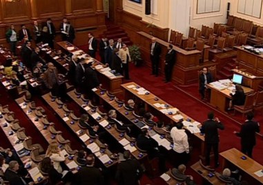 Заседанието по гласуването на промени в Изборния кодекс продължава близо
