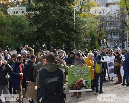 Десетки на протест срещу застрояването до Гребната база, срещат се с областния управител