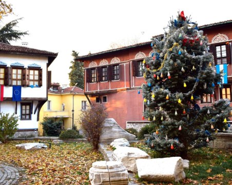 Днес ще грейнат светлините на Коледното дърво на Лапидариума