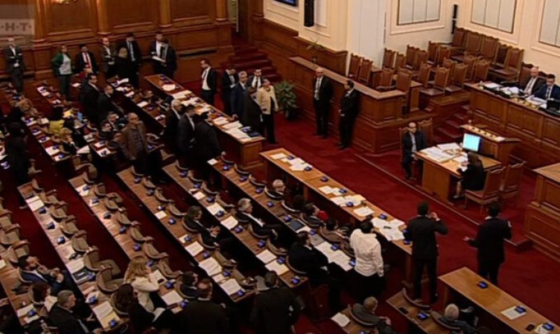 Дебатите за промени в Изборния кодекс продължават близо 17 часа, няма кворум