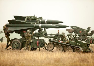 Украйна получи първата доставка от системи за противовъздушна отбрана със