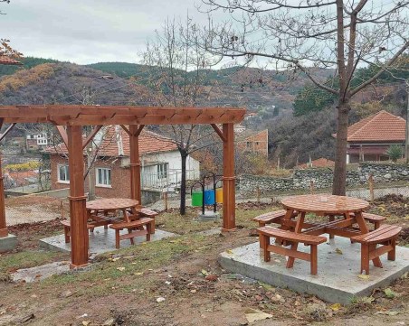 Изгражда се нова детска площадка в Брестовица