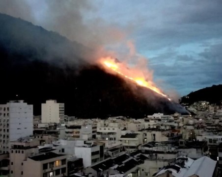 Мощен горски пожар край популярния плаж Копакабана