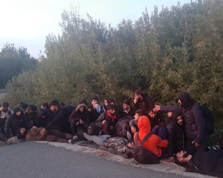 Открити са наркотици в линейката, превозвала нелегално мигранти