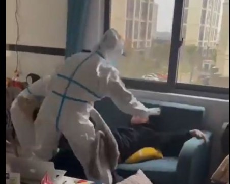 Пикът на COVID-19 в Китай: Изнесоха насилствено мъж от дома му, отказал да отиде в изолатор