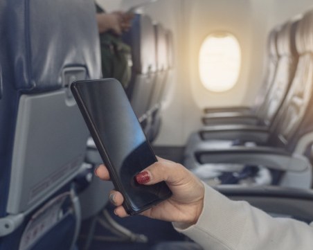 Скоро в ЕС ще може да ползваме мобилните си телефони по време на полети