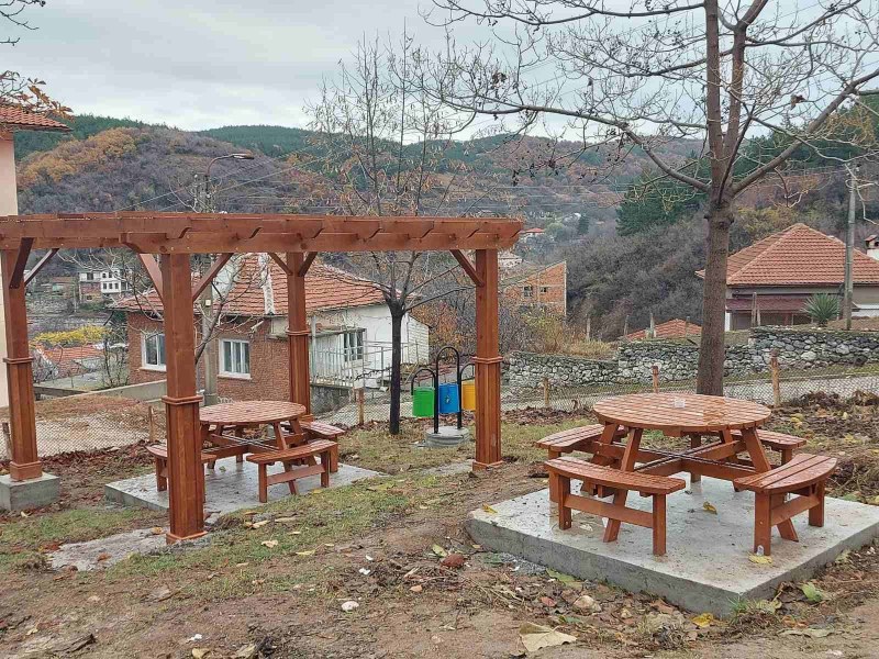 Изгражда се нова детска площадка в Брестовица